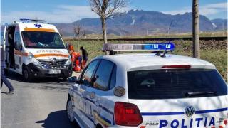 Motociclist de 47 de ani, mort pe un drum naţional din Braşov, după ce s-ar fi izbit de o maşină. A fost găsit în stop cardio-respirator