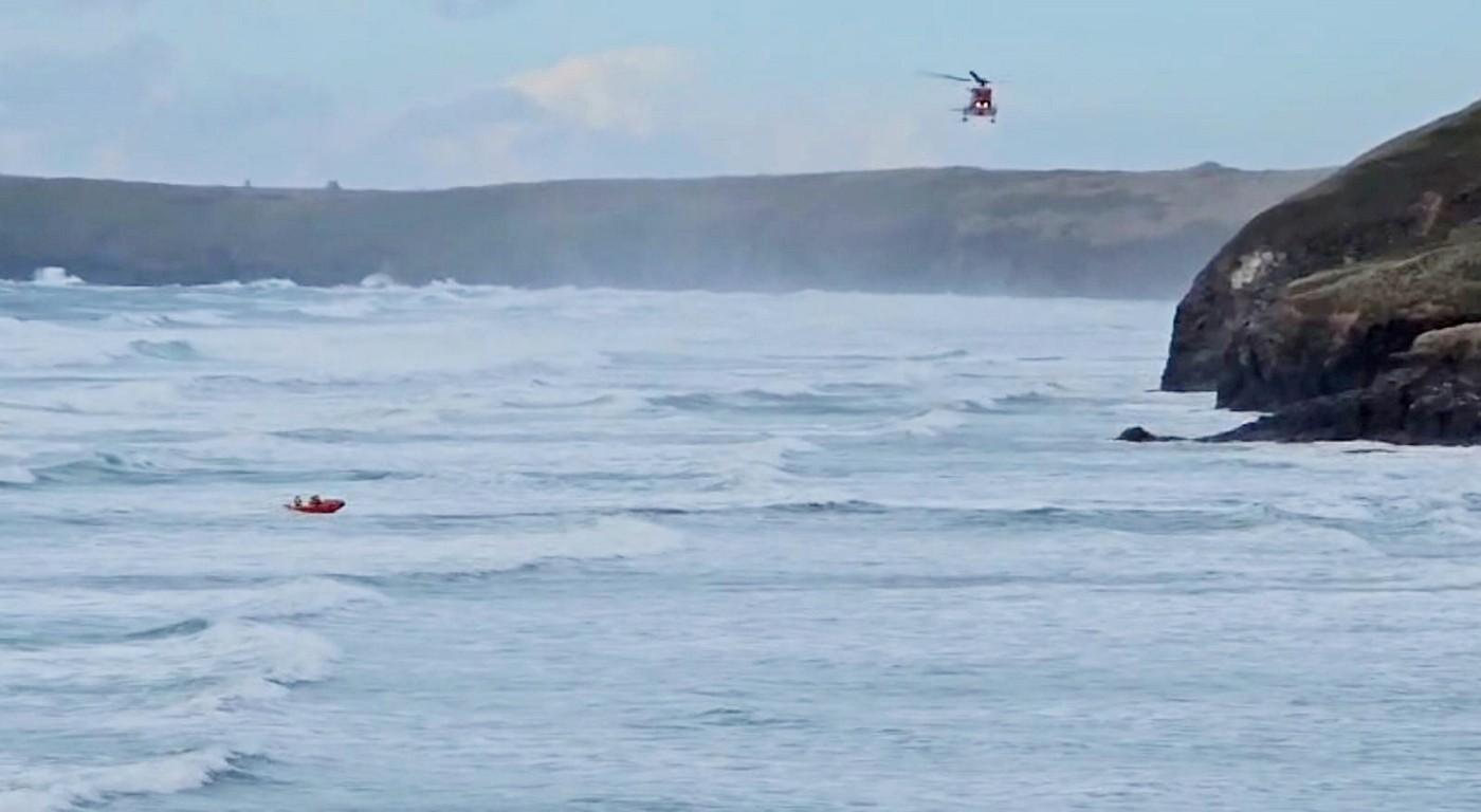 Un naufragiat şi-a aruncat în mare câinele ca să urce într-un elicopter de salvare, în UK. Animalul a fost lăsat să moară, deşi a fost găsit