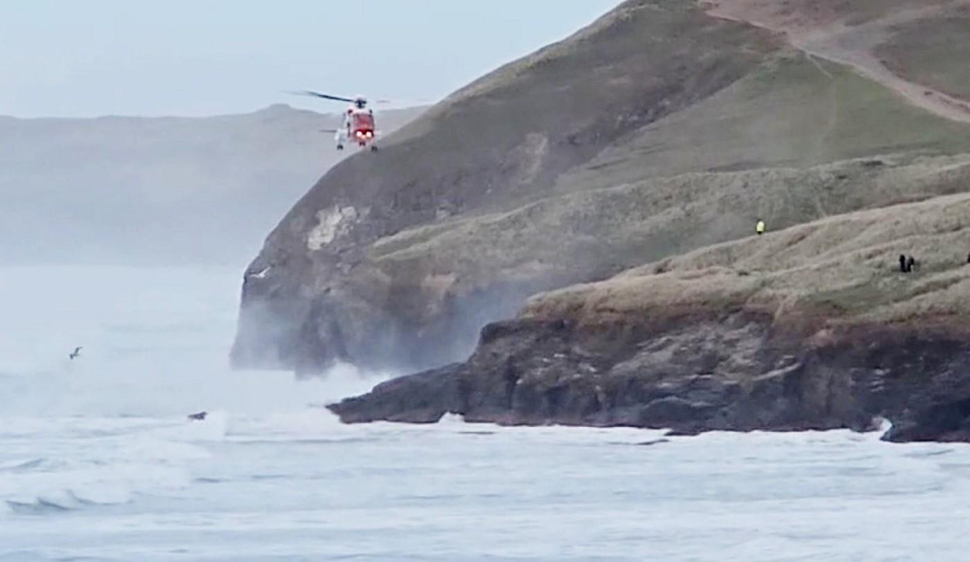 Un naufragiat şi-a aruncat în mare câinele ca să urce într-un elicopter de salvare, în UK. Animalul a fost lăsat să moară, deşi a fost găsit