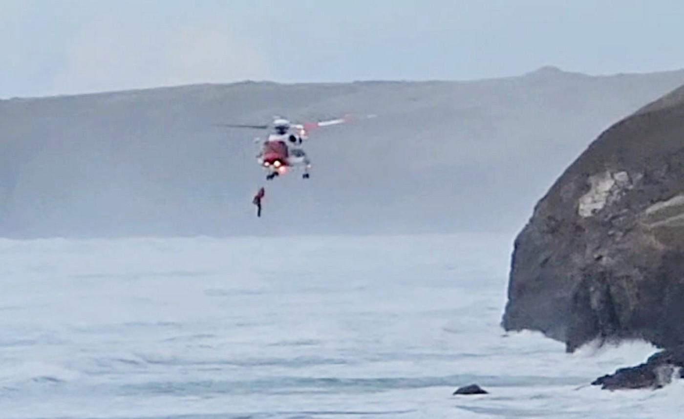 Un naufragiat şi-a aruncat în mare câinele ca să urce într-un elicopter de salvare, în UK. Animalul a fost lăsat să moară, deşi a fost găsit