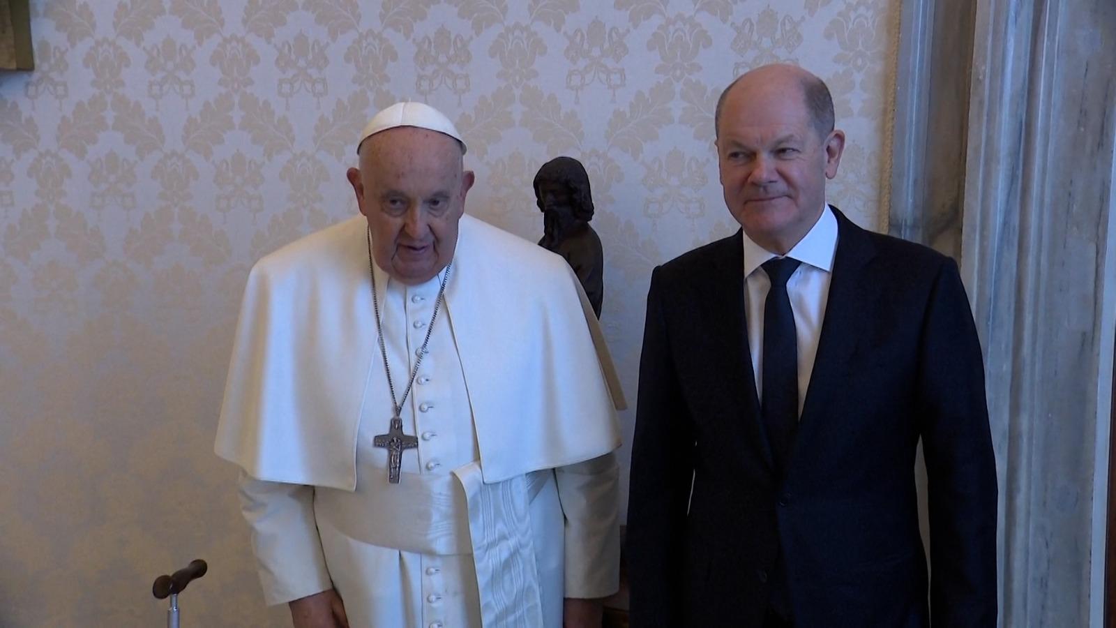 Olaf Scholz, întâlnire cu Papa Francisc. I-a oferit Suveranului Pontif mingea oficială a EURO 2024