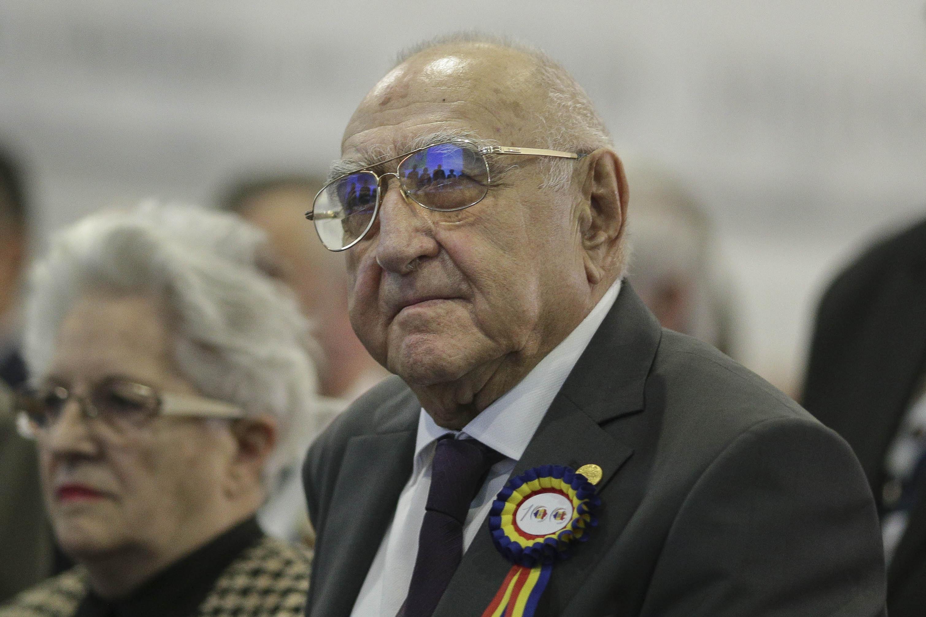 Trupul neînsufleţit al lui Dinu Săraru, depus la catedrala arhiepiscopală din Râmnicu Vâlcea. Prieteni şi oameni de cultură au venit să-i aducă un ultim omagiu