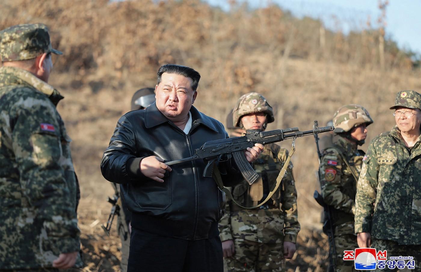 Kim Jong Un a testat o armă de foc. Şi-a îndemnat armata să intensifice "exerciţiile de război real"