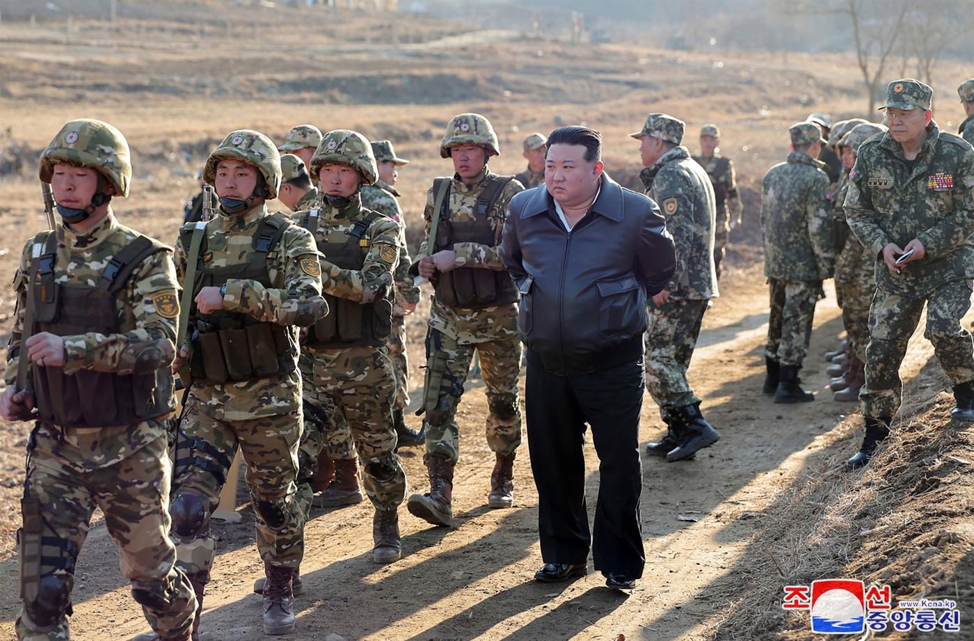 Kim Jong Un a testat o armă de foc. Şi-a îndemnat armata să intensifice "exerciţiile de război real"
