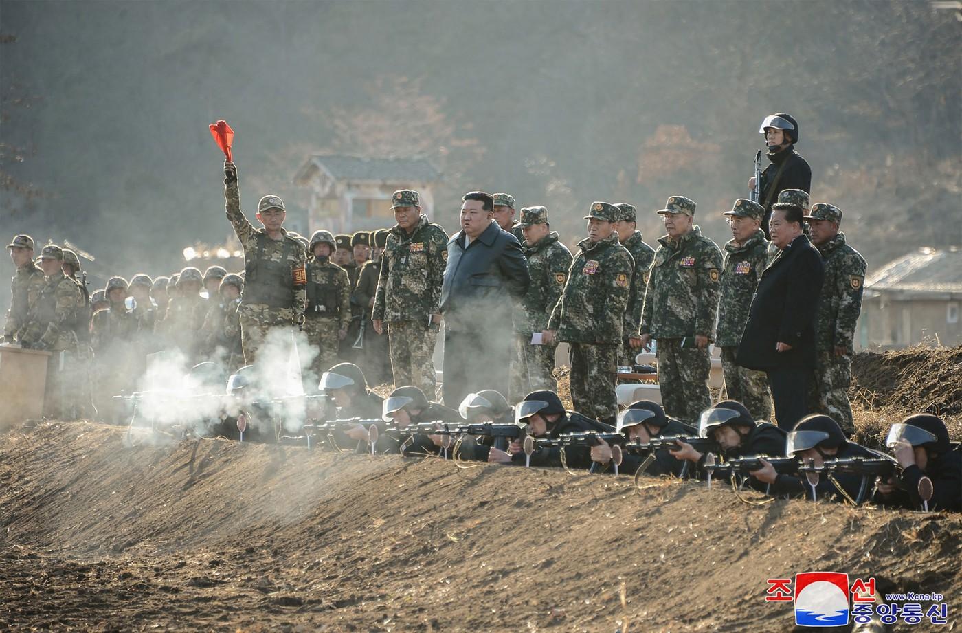 Kim Jong Un a testat o armă de foc. Şi-a îndemnat armata să intensifice "exerciţiile de război real"