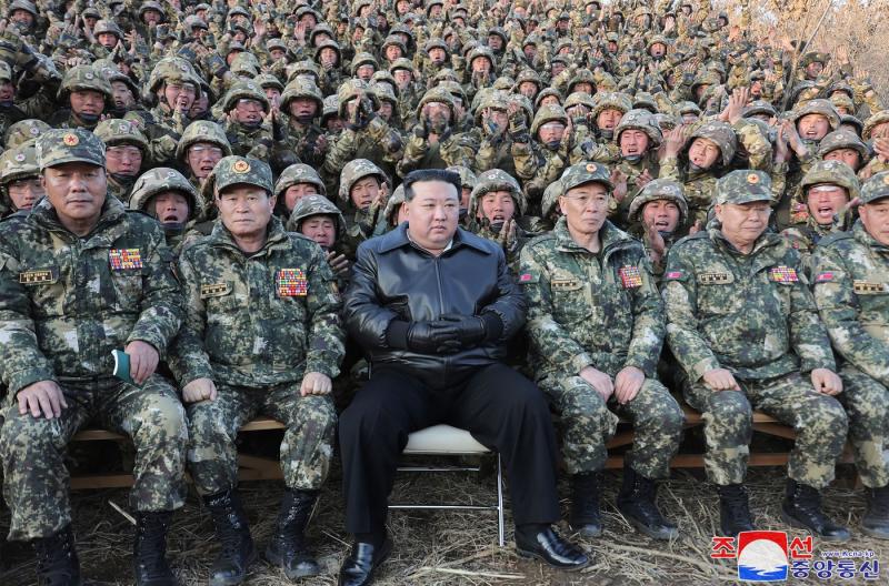 Kim Jong Un a testat o armă de foc. Şi-a îndemnat armata să intensifice "exerciţiile de război real" Kim Jong Un a testat o armă de foc. Şi-a îndemnat armata să intensifice "exerciţiile de război real"