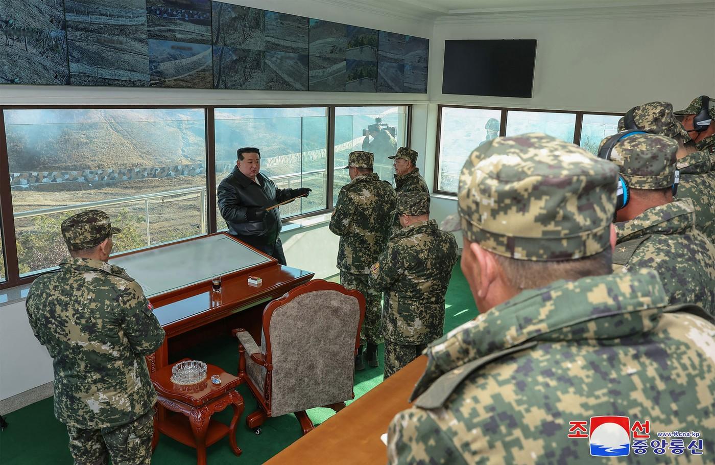 Kim Jong Un a testat o armă de foc. Şi-a îndemnat armata să intensifice "exerciţiile de război real"