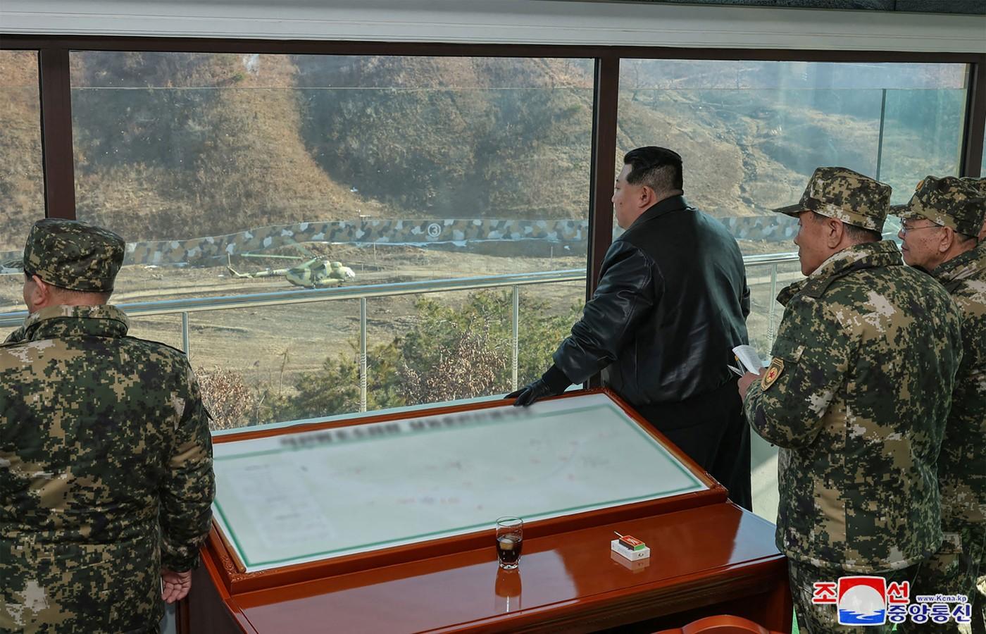 Kim Jong Un a testat o armă de foc. Şi-a îndemnat armata să intensifice "exerciţiile de război real"