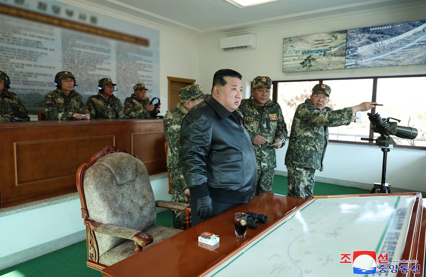 Kim Jong Un a testat o armă de foc. Şi-a îndemnat armata să intensifice "exerciţiile de război real"