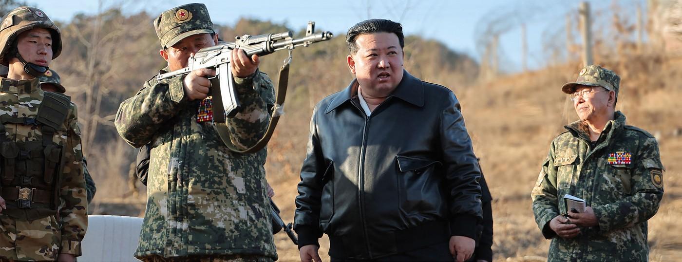 Kim Jong Un a testat o armă de foc. Şi-a îndemnat armata să intensifice "exerciţiile de război real"