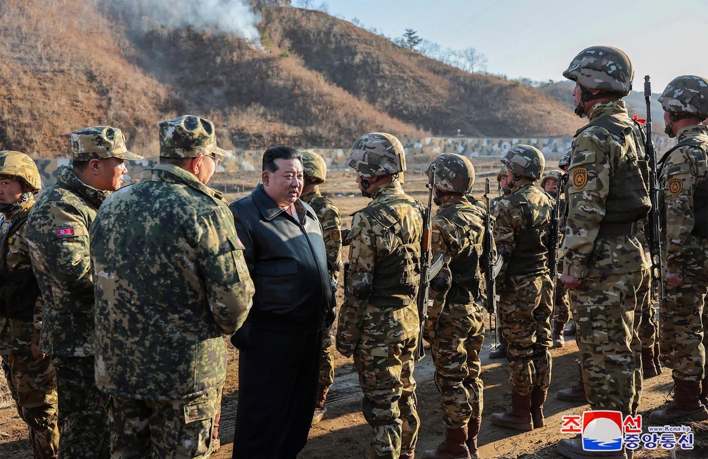 Kim Jong Un a testat o armă de foc. Şi-a îndemnat armata să intensifice "exerciţiile de război real"