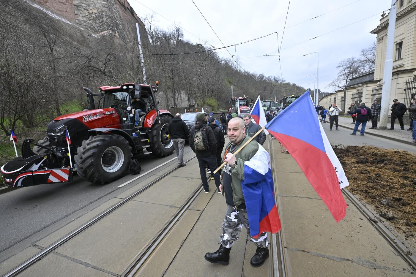 Fermierii cehi au aruncat cu bălegar pe străzile din Praga. Polonezii s-au bătut cu poliţia la Varşovia