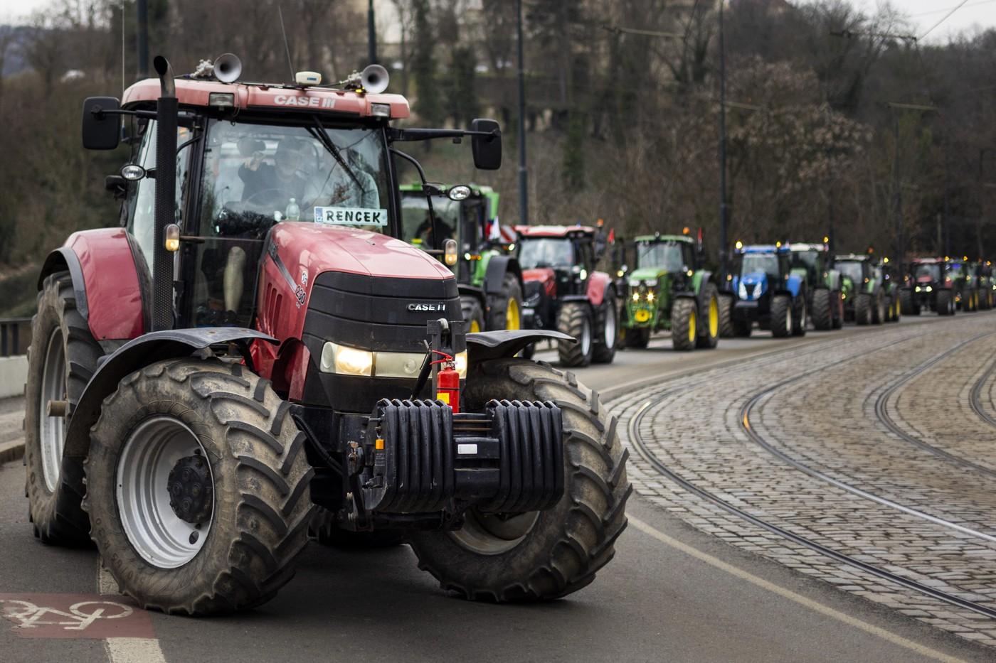 Fermierii cehi au aruncat cu bălegar pe străzile din Praga. Polonezii s-au bătut cu poliţia la Varşovia