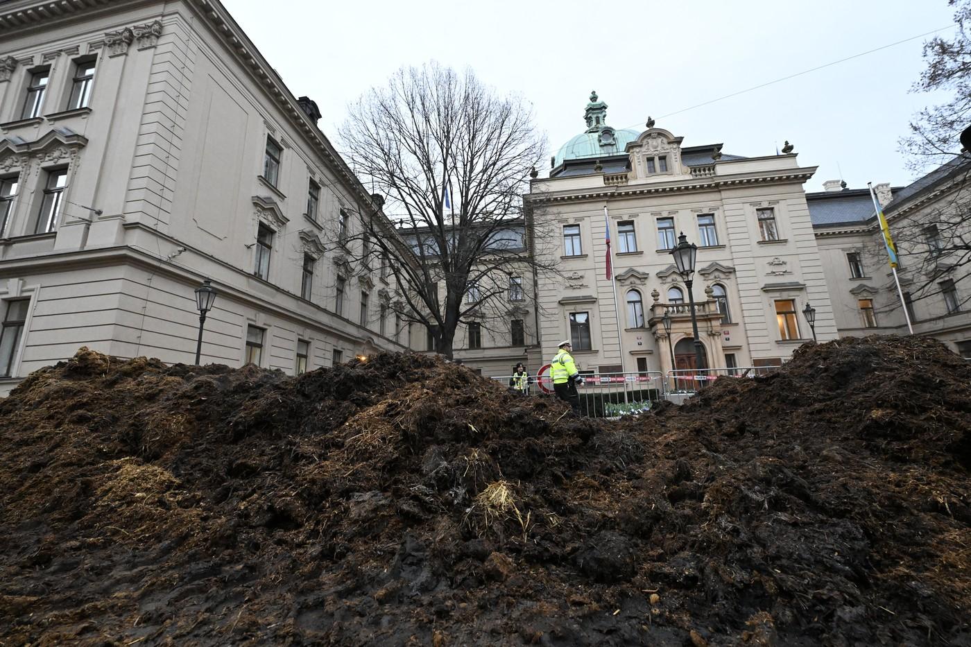 Fermierii cehi au aruncat cu bălegar pe străzile din Praga. Polonezii s-au bătut cu poliţia la Varşovia