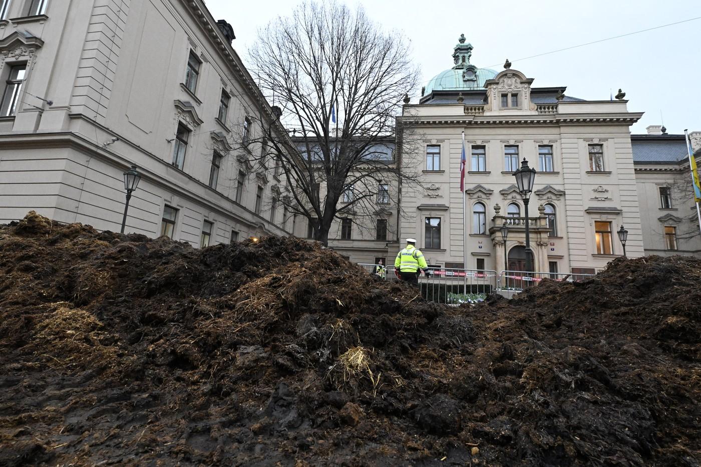 Fermierii cehi au aruncat cu bălegar pe străzile din Praga. Polonezii s-au bătut cu poliţia la Varşovia