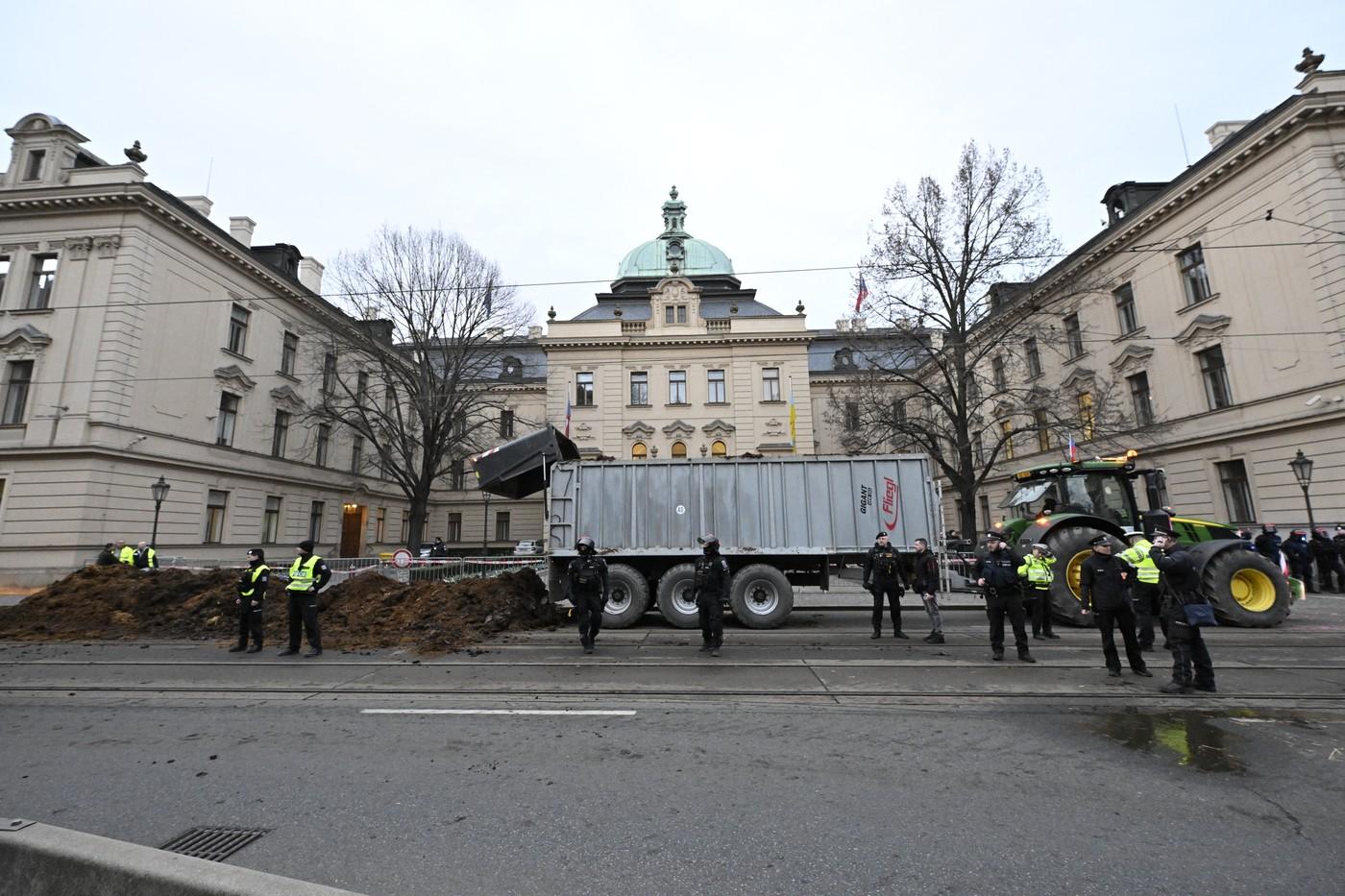 Fermierii cehi au aruncat cu bălegar pe străzile din Praga. Polonezii s-au bătut cu poliţia la Varşovia
