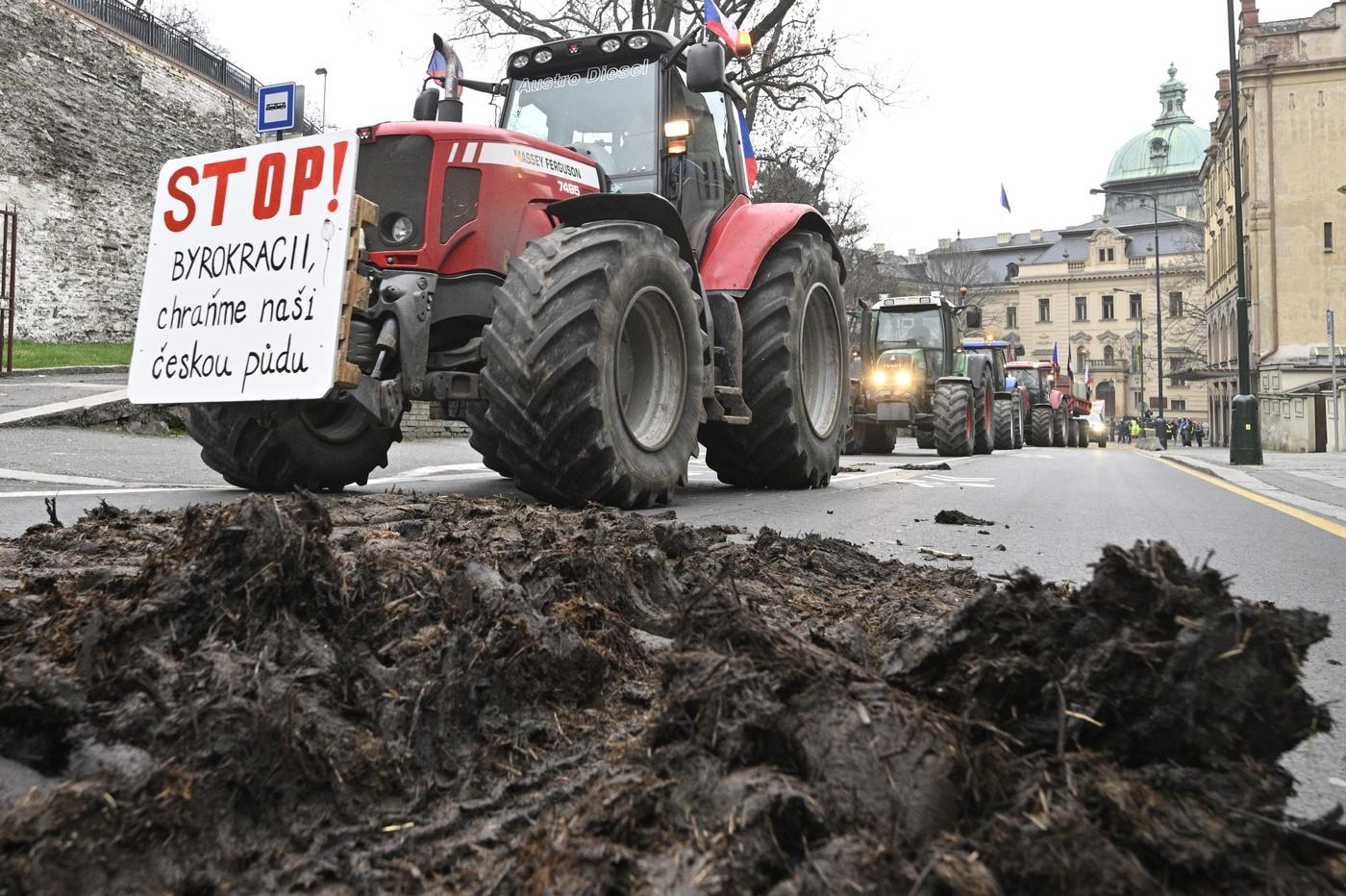 Fermierii cehi au aruncat cu bălegar pe străzile din Praga. Polonezii s-au bătut cu poliţia la Varşovia