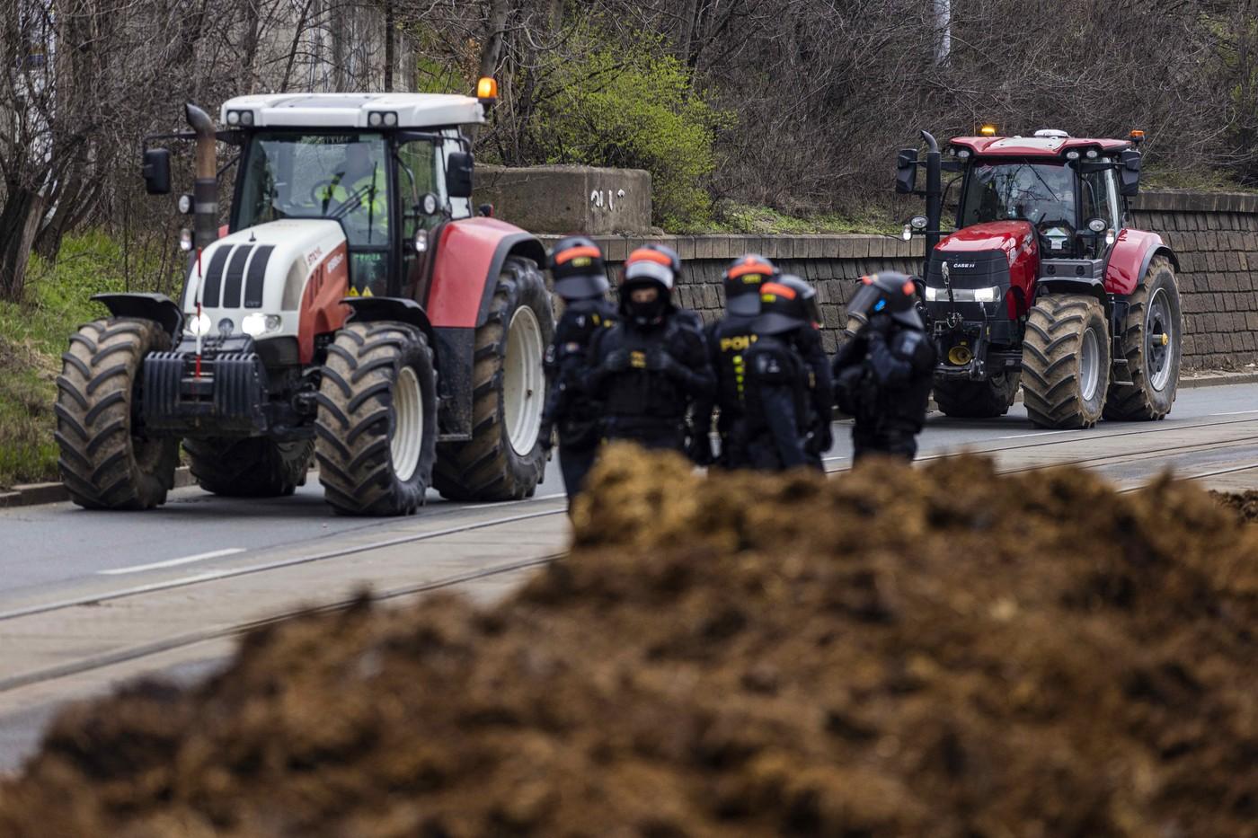 Fermierii cehi au aruncat cu bălegar pe străzile din Praga. Polonezii s-au bătut cu poliţia la Varşovia