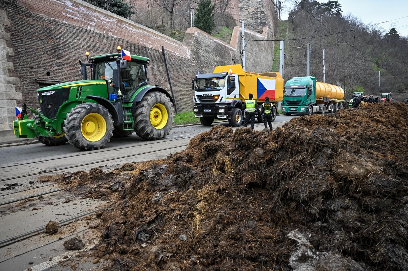 Fermierii cehi au aruncat cu bălegar pe străzile din Praga. Polonezii s-au bătut cu poliţia la Varşovia