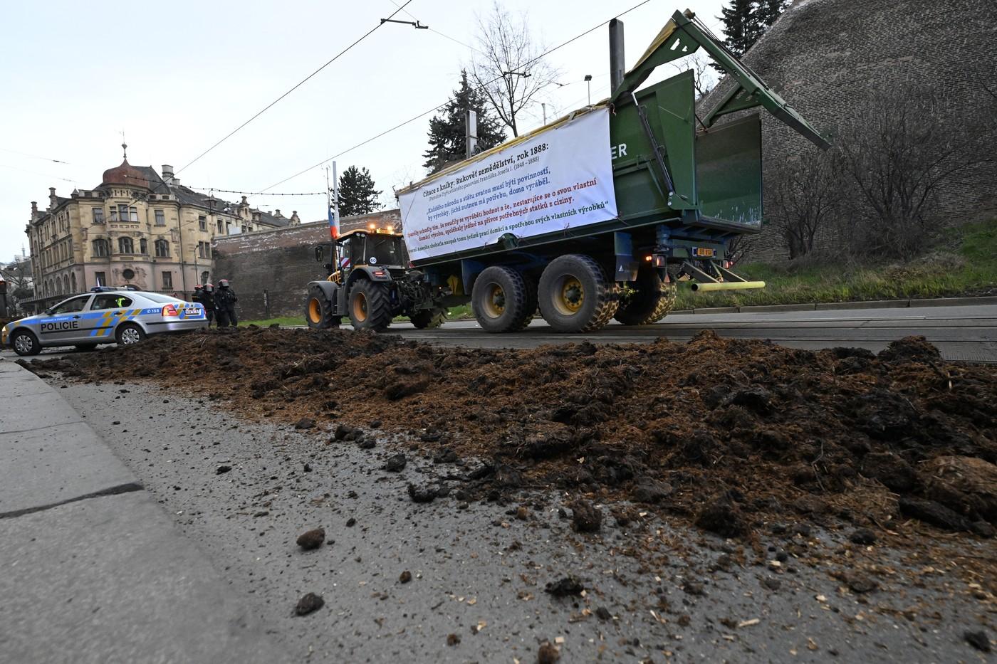 Fermierii cehi au aruncat cu bălegar pe străzile din Praga. Polonezii s-au bătut cu poliţia la Varşovia