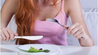 Șase din zece fete au încercat diete extreme la presiunea criticilor și imaginilor de pe social media. Sondaj World Vision de Ziua Femeii