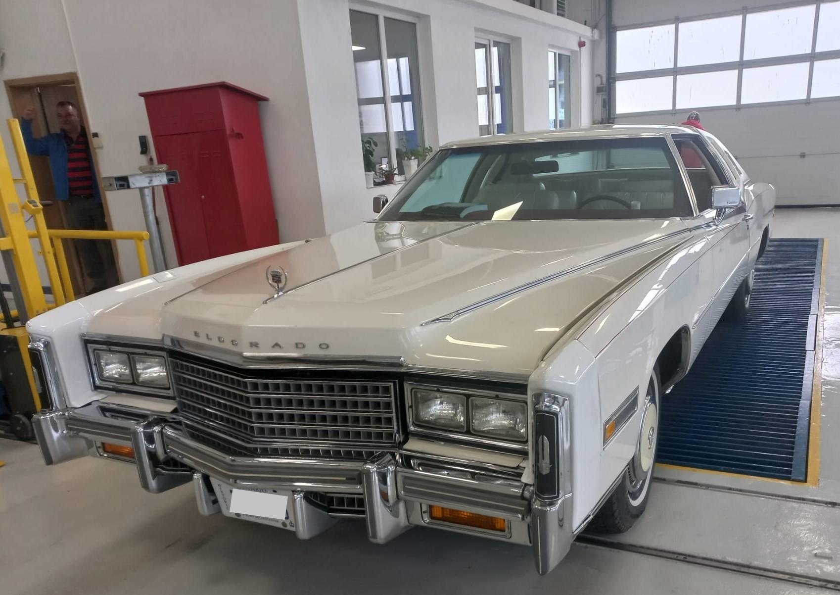 Un român a făcut furori cu un Cadillac Eldorado Biarritz din 1978 la RAR. "Glumele cu sufrageria pe roți au un sâmbure de adevăr"