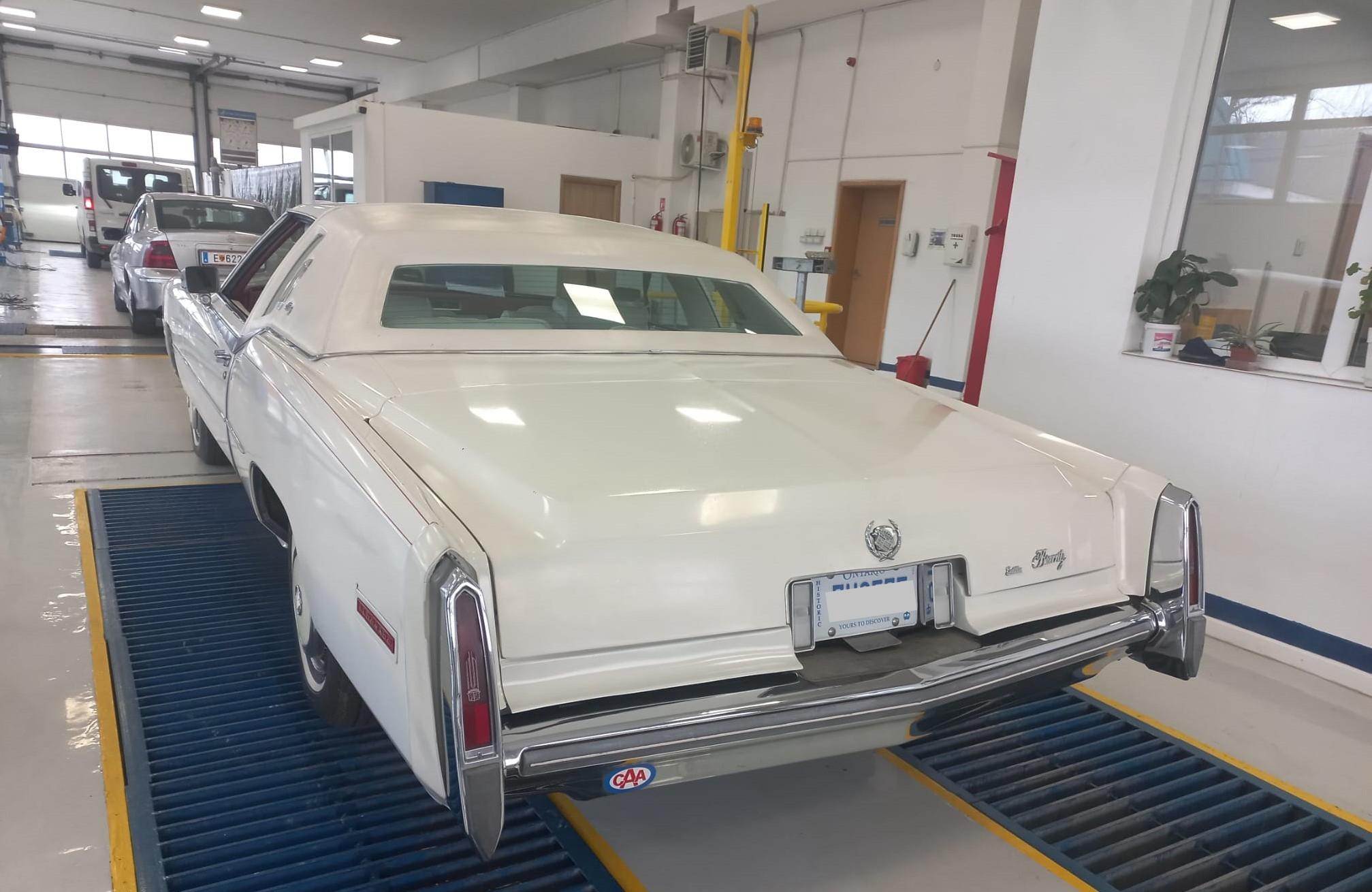 Un român a făcut furori cu un Cadillac Eldorado Biarritz din 1978 la RAR. "Glumele cu sufrageria pe roți au un sâmbure de adevăr"