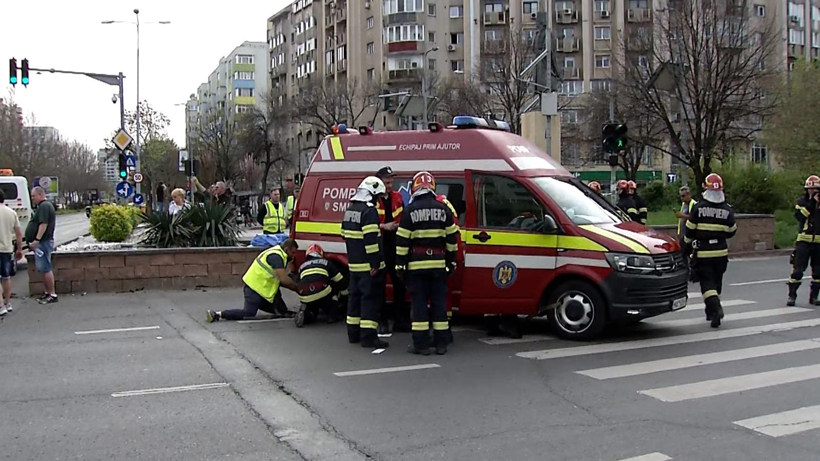 "Cădea ambulanţa peste el". Un şofer nu a ţinut cont de semafor şi a răsturnat o salvare în Bucureşti. Martorii au sărit să scoată răniţii din maşini