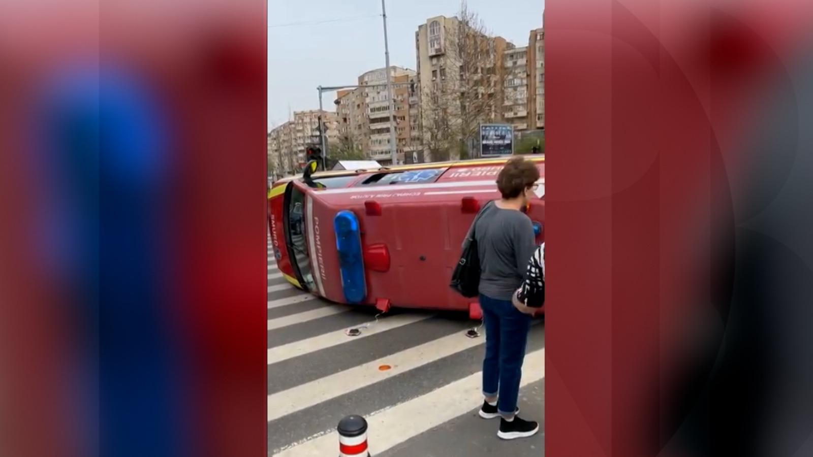 "Cădea ambulanţa peste el". Un şofer nu a ţinut cont de semafor şi a răsturnat o salvare în Bucureşti. Martorii au sărit să scoată răniţii din maşini
