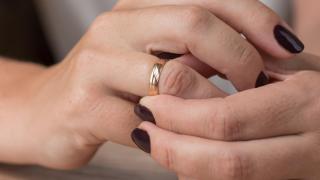 O femeie a divorţat de 11 ori de soţul ei. A 12-a oară până şi judecătorul austriac s-a plictisit şi nu i-a aprobat divorţul: cum a fost posibil
