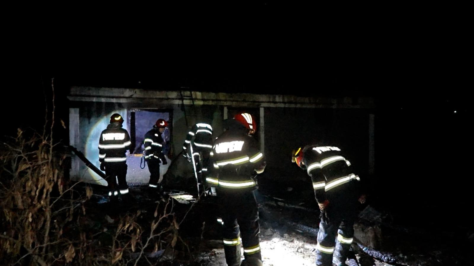 Un bărbat a murit ars de viu în propria casă, la Cerviceşti. Focul a pornit de la jarul căzut din sobă