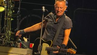Bruce Springsteen a semnat scutirea unei eleve, în timpul unui concert. Fata chiulise de la şcoală ca să îl vadă live