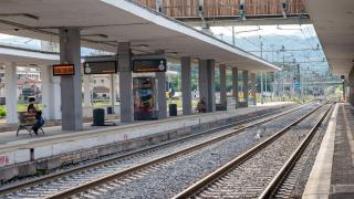 Dezamăgit în dragoste, un român din Italia a vrut să se sinucidă. S-a aşezat pe şinele de cale ferată în aşteptarea trenului. A fost salvat în ultima clipă