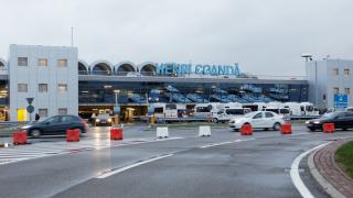Două femei au fost descoperite cu haine contrafăcute de 1 milion de lei în bagaje, pe aeroportul Otopeni. Se întorceau din Istanbul