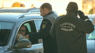 Descoperirea făcută de polițiști în mașina unor români, la Vama Borș. Era ascuns printre saci cu pufuleţi