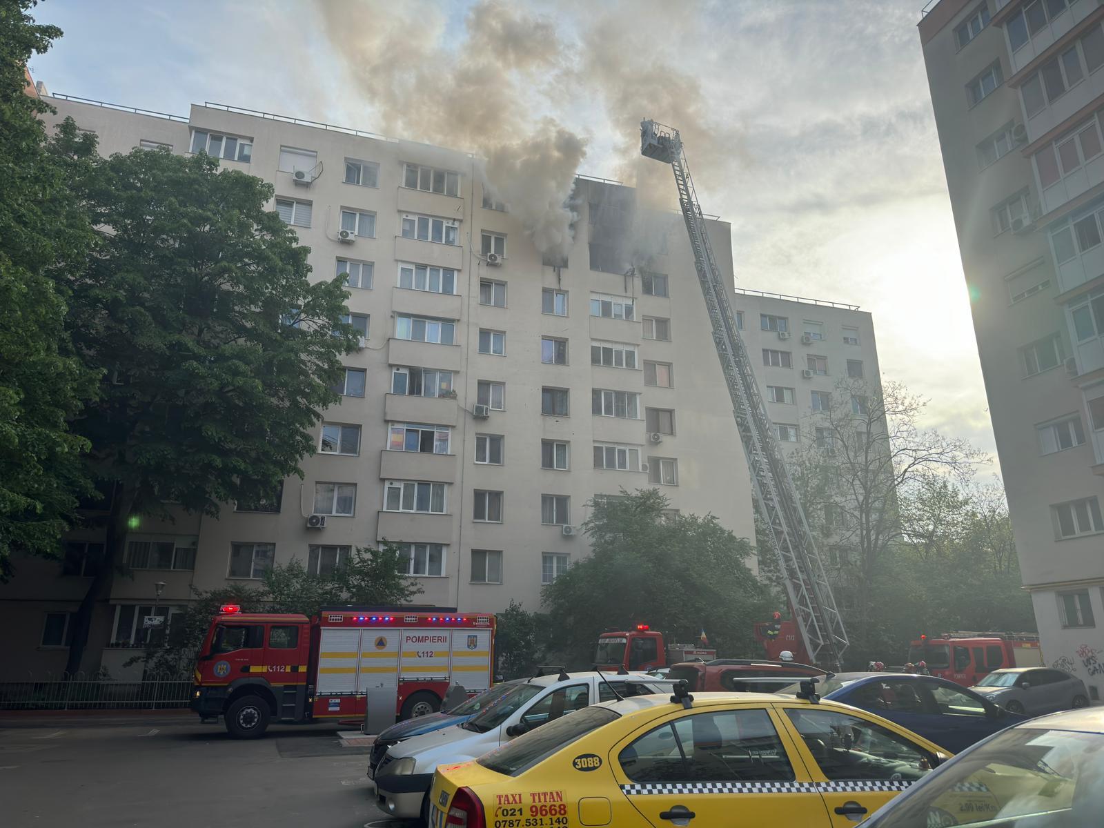 Incendiu în Capitală la un bloc de opt etaje din Titan: O persoană a murit, iar o alta este în stop cardiorespirator