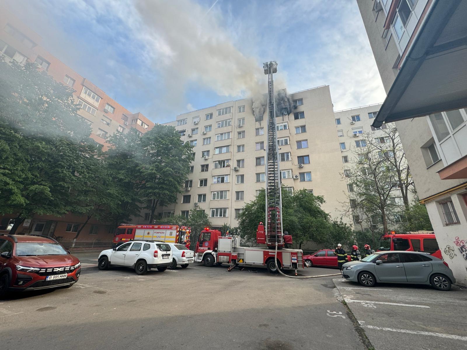 Incendiu în Capitală la un bloc de opt etaje din Titan: O persoană a murit, iar o alta este în stop cardiorespirator