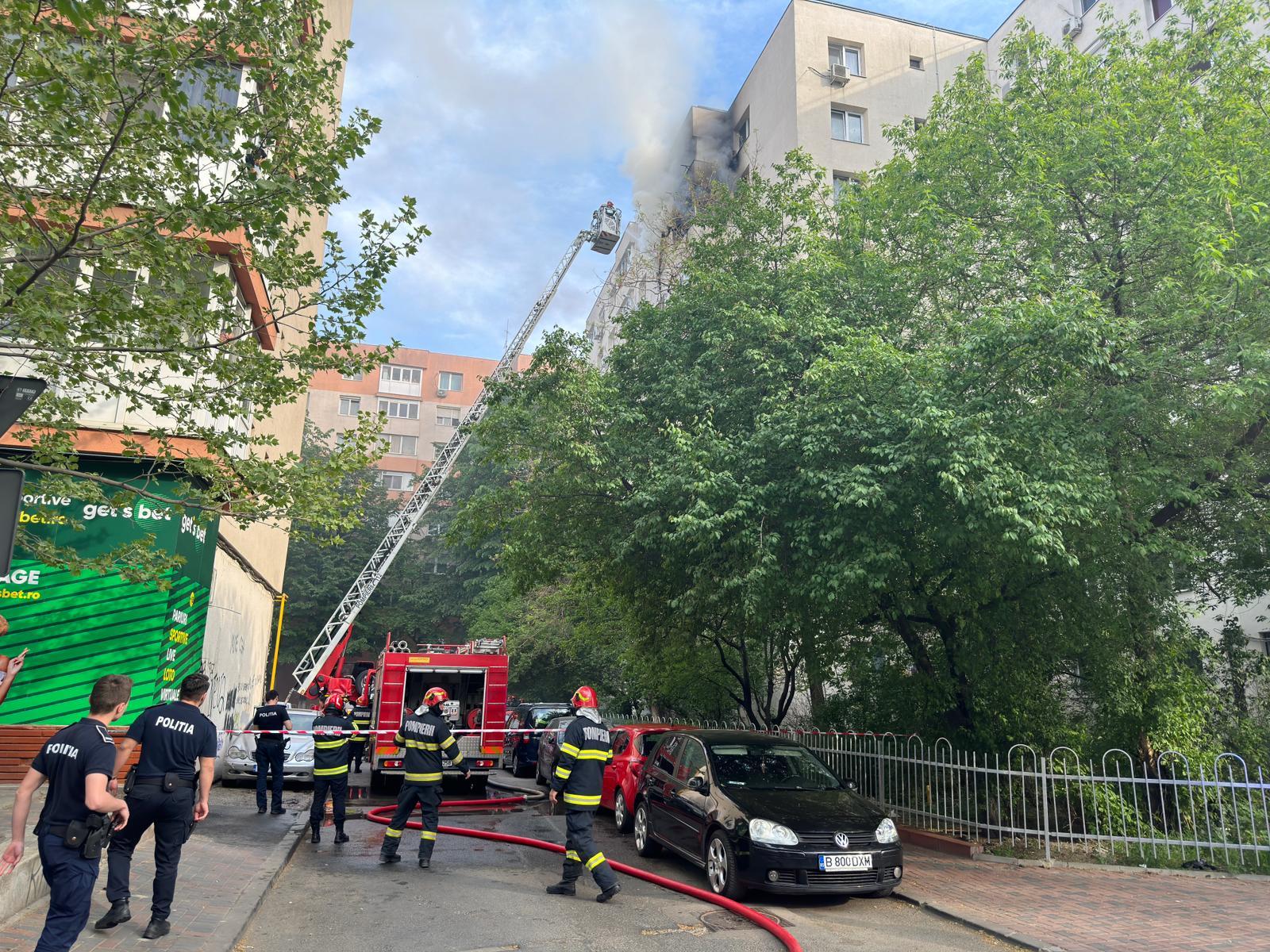 Incendiu în Capitală la un bloc de opt etaje din Titan: O persoană a murit, iar o alta este în stop cardiorespirator