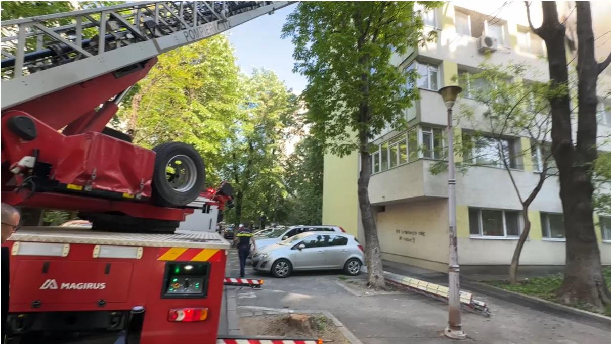 Incendiu la un apartament din Sectorul 2 al Capitalei. Patru persoane transportate la spital