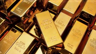 Preţul aurului a crescut la aproape 2.400 de dolari înainte de weekend. Experţii cred că mai există loc de creştere