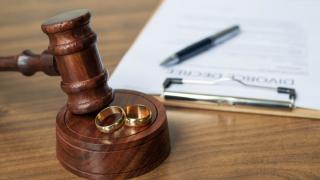 Doi soţi din Marea Britanie au fost divorţaţi din greşeală. Un angajat al firmei de avocatură "a apăsat pe butonul greşit"