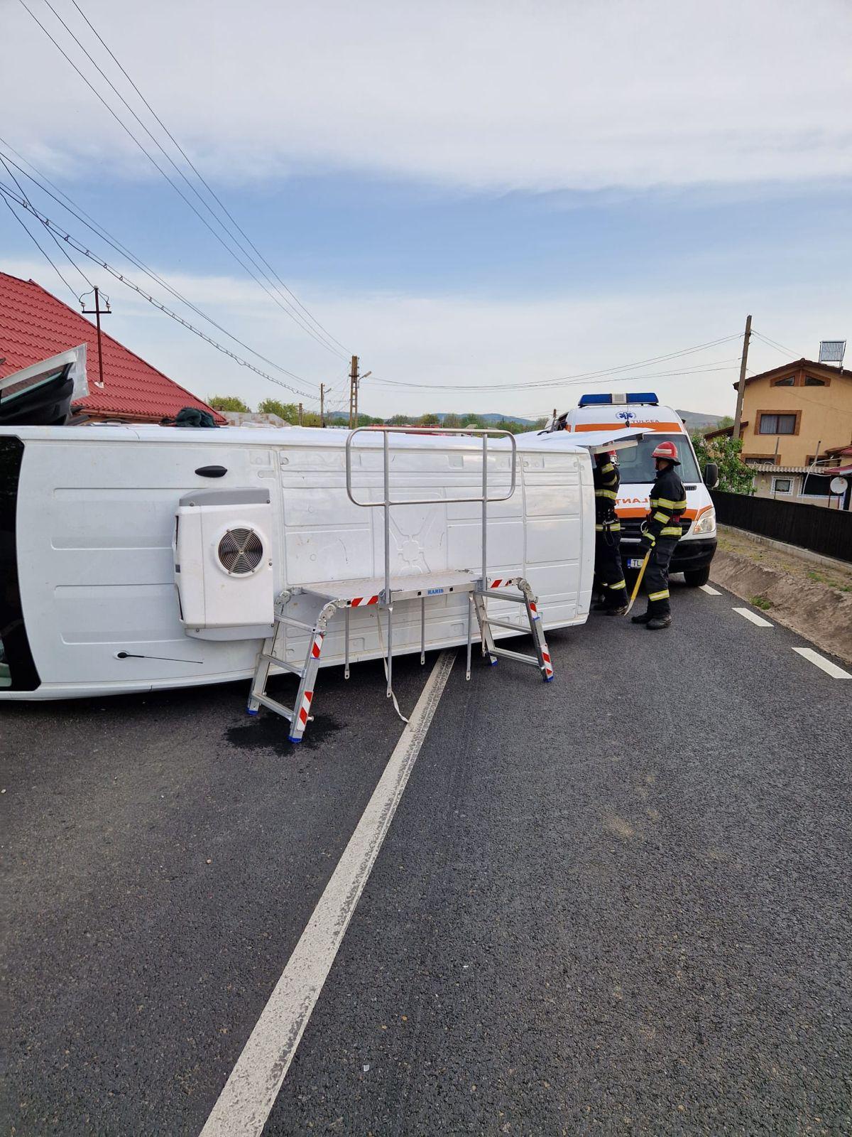 Două persoane rănite, după ce un microbuz și o autoutilitară s-au ciocnit în Tulcea. Camionul s-a răsturnat pe şosea