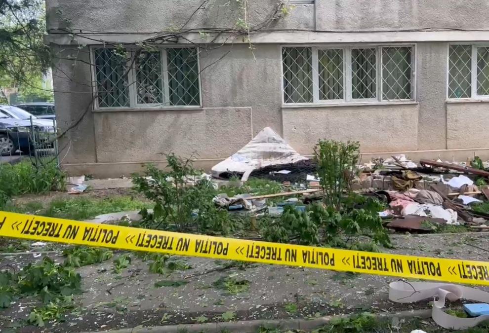 Explozie puternică într-un bloc din Iaşi, de la o trotinetă electrică. Suflul deflagraţiei a smuls un perete al clădirii, un tânăr a ajuns la spital