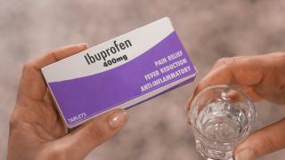 O femeie de 45 de ani a ajuns la spital în stare gravă, după ce a luat Ibuprofen pentru răceală. A rămas internată timp de șapte zile din cauza reacției alergice