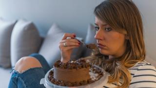Studiu: Femeile singure mănâncă mai mult și mai prost. De ce preferă alimentele dulci