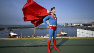 Superman trăieşte în Brazilia. Un avocat brazilian vizitează spitale şi şcoli pentru a transmite un mesaj de speranţă