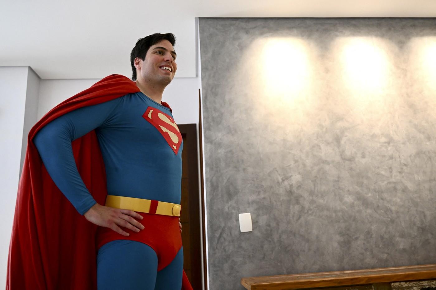 Superman trăieşte în Brazilia. Un avocat brazilian vizitează spitale şi şcoli pentru a transmite un mesaj de speranţă