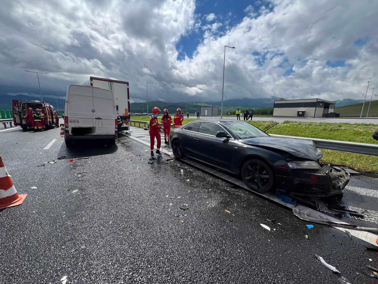 Accident cumplit pe A1, în zona Veştem. O persoană încarcerată, după ce 4 maşini s-au ciocnit. A fost chemat elicopterul SMURD