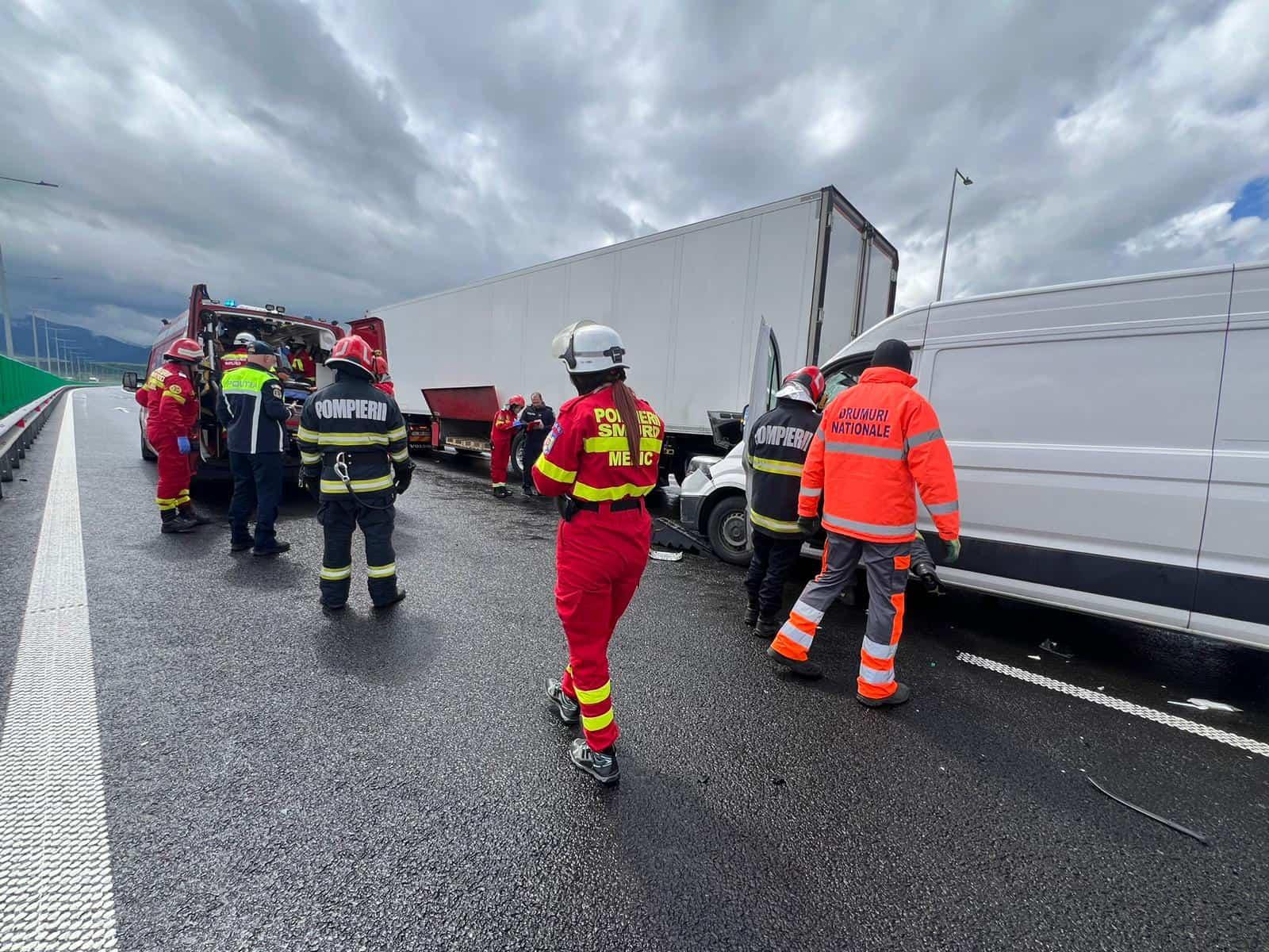 Accident cumplit pe A1, în zona Veştem. O persoană încarcerată, după ce 4 maşini s-au ciocnit. A fost chemat elicopterul SMURD