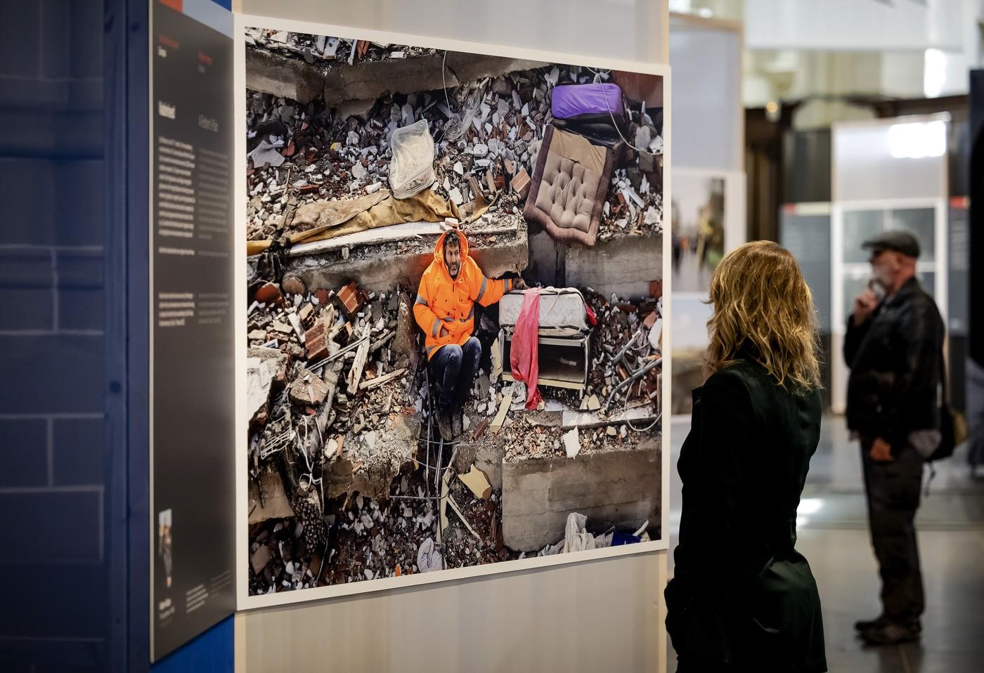 Cine sunt cei patru mari câștigători ai World Press Photo 2024. Fotografia anului: o femeie din Palestina îmbrăţişează corpul neînsufleţit al nepoatei sale